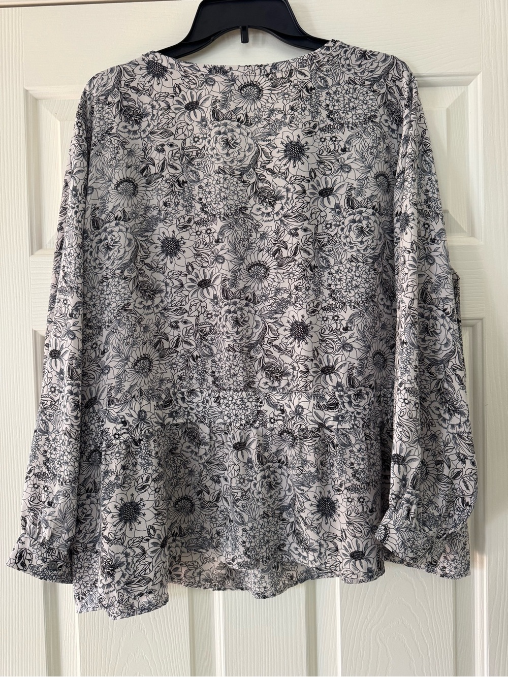 LOFT Black & White Floral V-Neck Peplum Blouse XL - Picture 3 of 3